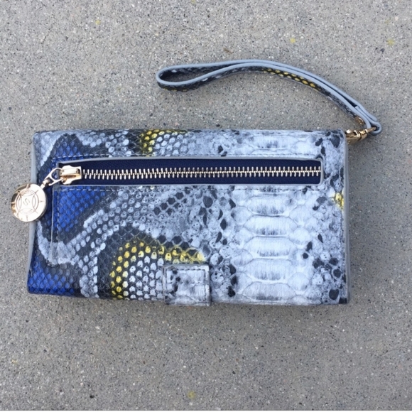 Stephanie Johnson Wristlet - Picture 3 of 5